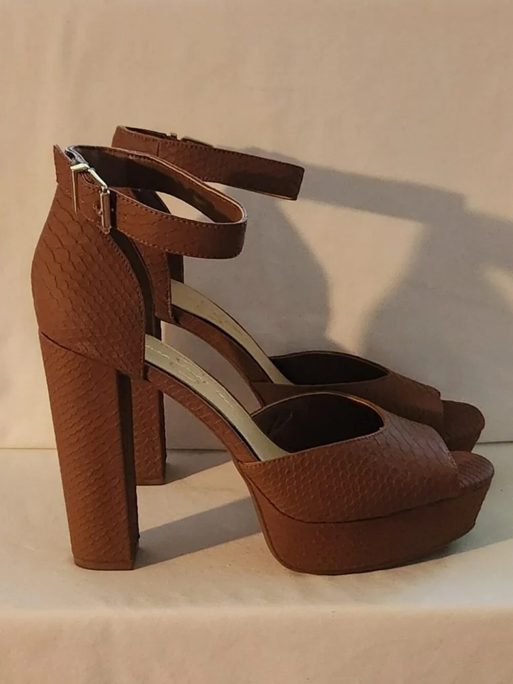 Jessica Simpson platform sandals sz 9 M faux alligator taupe GUC**